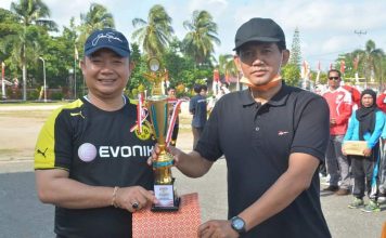 Sekda Ketapang Serahkan Hadiah Kepada Pemenang Lomba HUT Ke-77 Republik Indonesia Tingkat OPD