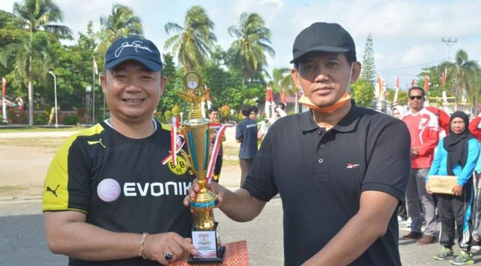 Sekda Ketapang Serahkan Hadiah Kepada Pemenang Lomba HUT Ke-77 Republik Indonesia Tingkat OPD