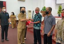 Pemkab Landak Bagikan 360 Bendera Merah Putih Bagi Masyarakat Kurang Mampu