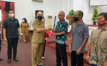 Pemkab Landak Bagikan 360 Bendera Merah Putih Bagi Masyarakat Kurang Mampu