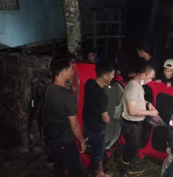 Hilang Kendali Minibus Terjun Kejurang Sedalam 4 Meter