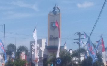 Warga Sayangkan Maraknya Spanduk dan Umbul-Umbul Dipasang di Tugu Bundaran Simpang Tiga Kotapinang