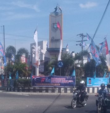 Warga Sayangkan Maraknya Spanduk dan Umbul-Umbul Dipasang di Tugu Bundaran Simpang Tiga Kotapinang