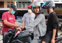 500 Bendera Merah Putih Dibagikan Kepada Pengendara Sepeda Motor dan Mobil