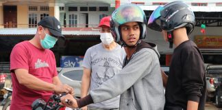 500 Bendera Merah Putih Dibagikan Kepada Pengendara Sepeda Motor dan Mobil