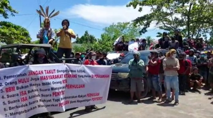 Sulit Mendapat Solar Diwilayah Perhuluan, Warga Gelar Aksi di Depan Kantor DPRD Ketapang