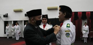 29 Anggota Paskibraka Kabupaten Landak Dikukuhkan Pj Bupati Samuel