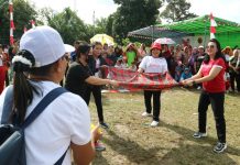 Karolin Ikuti Lomba Lempar Bola Air, Semarak 77 Tahun Kemardekaan Indonesia