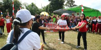 Karolin Ikuti Lomba Lempar Bola Air, Semarak 77 Tahun Kemardekaan Indonesia
