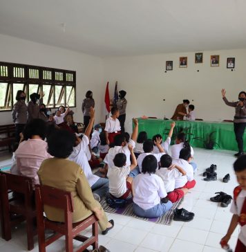 Peringati Hari Jadi Polwan ke-74, Polwan Polres Landak Kunjungi SLB Negeri Ngabang
