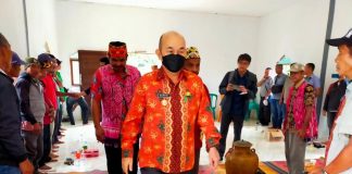 Ciptakan Iklim Investasi Kondusif, Pj Bupati Samuel Ajak Pengurus Adat dan Masyarakat Jaga Keamanan Daerah