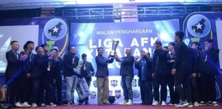 Malam Penghargaan Asosiasi Futsal Ketapang, Wabup dan Sekda Ketapang Kompak Angkat Piala