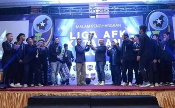 Malam Penghargaan Asosiasi Futsal Ketapang, Wabup dan Sekda Ketapang Kompak Angkat Piala