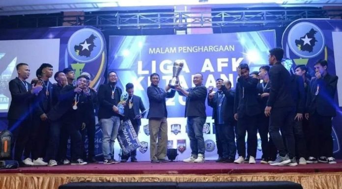 Malam Penghargaan Asosiasi Futsal Ketapang, Wabup dan Sekda Ketapang Kompak Angkat Piala