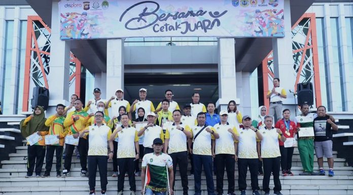 Wabup Ketapang Farhan Bagikan Bonus Pada Atlet Berprestasi di Puncak Haornas