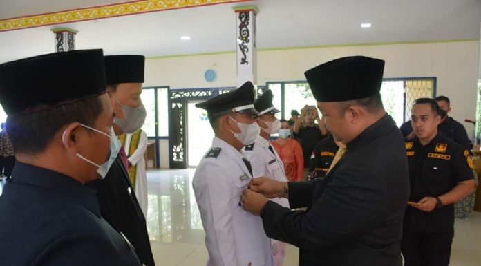 Sekda Ketapang Lantik Dua Kades di Kecamatan Jelai Hulu Hasil PAW