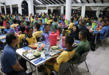 Karolin Makan Bersama Dengan Anak Asrama T.B. Soposurung