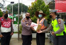 Ringankan Beban Warga Kurang Mampu Dampak Kenaikan BBM, Polres Landak Berbagi Paket Sembako