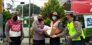 Ringankan Beban Warga Kurang Mampu Dampak Kenaikan BBM, Polres Landak Berbagi Paket Sembako