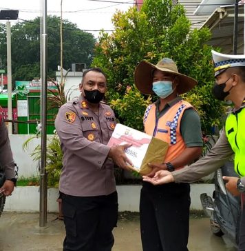 Ringankan Beban Warga Kurang Mampu Dampak Kenaikan BBM, Polres Landak Berbagi Paket Sembako