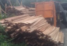 Truck Pengangkut Kayu Olahan Terbalik di Tanjakan Peropelat
