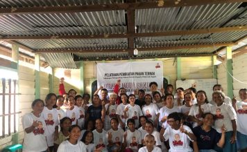 Masyarakat Desa Kumpang Tengah Diberikan Pelatihan Pembuatan Pakan Ternak