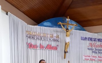 Hadiri Misa HUT ke- 44 Paroki Salib Suci Ngabang, Sekda Landak: Sesibuk Apapun Pekerjaan Jangan Tinggalkan Ibadah