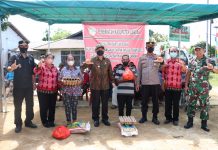 Pedagang Hingga Pelaku UMKM Terdampak Kenaikan BBM di Sengah Temila Terima Bantuan Sembako