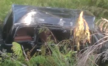 Alami Pecah Ban Minibus Hantam Tiang Listik dan Masuk Jurang