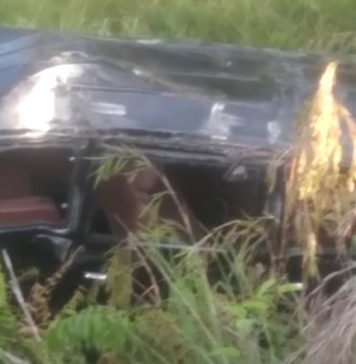 Alami Pecah Ban Minibus Hantam Tiang Listik dan Masuk Jurang