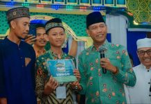 Tutup MTQ Desa Kinjil Pesisir, Wabup Ketapang Hadiahkan Umroh Kepada Salah Satu Juara