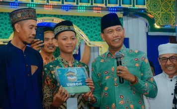 Tutup MTQ Desa Kinjil Pesisir, Wabup Ketapang Hadiahkan Umroh Kepada Salah Satu Juara