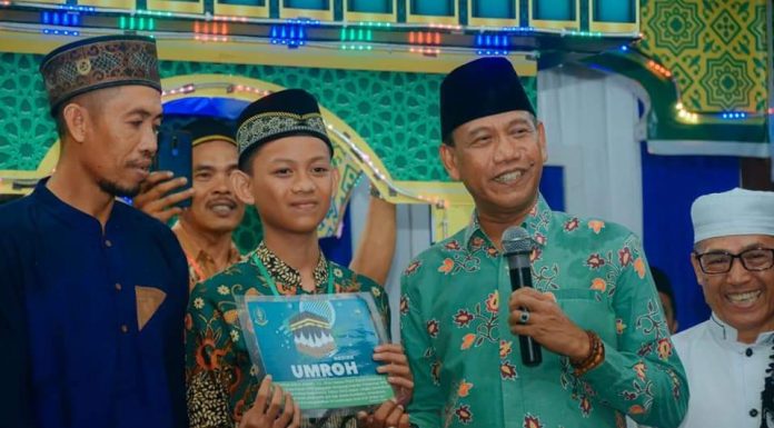 Tutup MTQ Desa Kinjil Pesisir, Wabup Ketapang Hadiahkan Umroh Kepada Salah Satu Juara