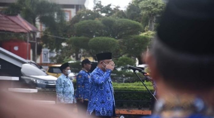 Penanganan Banjir Hingga Penggunaan Batik Daerah Menjadi Fokus Intuksi Sekda Ketapang Saat Pimpin Apel Pagi
