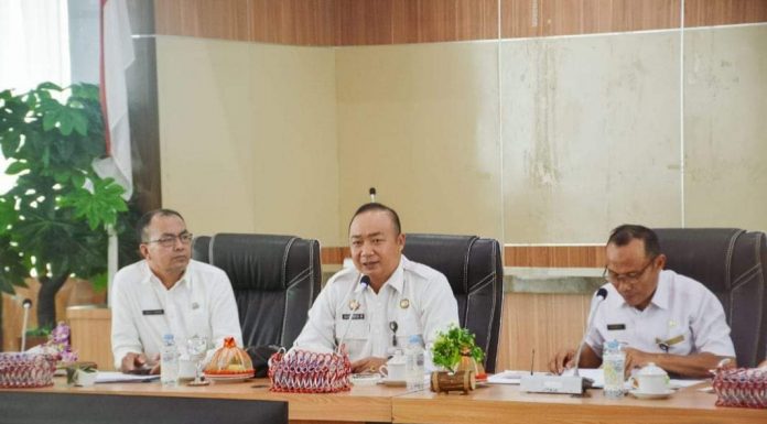 Pemkab Ketapang Gandeng Perusahaan, Tangani Jalan Sungai Kelik-Tayap Yang Terendam Banjir