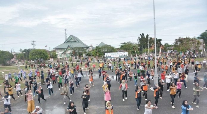 Sekda Ketapang Ikut Senam Pagi dan Pimpin Gotong Royong