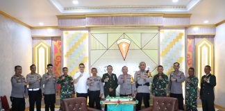 Waka Polres Landak Sambangi Yonarmed 16/Komposit Ngabang Sampaikan Ucapan HUT TNI ke 77