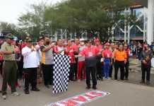 Antusias Warga Ikuti Gerak Jalan Sehat dan Semam Massal Semarak Rangkaian HUT ke 23 Pemkab Landak