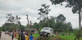 Hendak Menyalip Sepeda Motor Didepannya, Mobil Pick Up Hilang Kendali