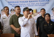 Operasi Pasar Bahan Pangan di Terminal Ngabang Dipadati Warga