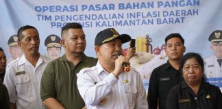 Operasi Pasar Bahan Pangan di Terminal Ngabang Dipadati Warga