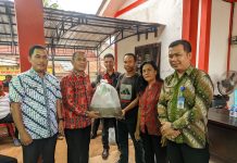 Masyarakat Desa Amboyo Inti Terima Bantuan Benih Ikan Lele