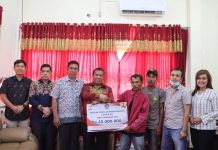 Heri Saman Serahkan Secara Simbolis Bantuan Stimulant Rumah Kepada Warga Penerima