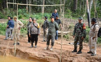 Sekda Ketapang Tinjau Ruas Jalan Tumbang Titi- Tanjung Yang Alami Rusak Parah