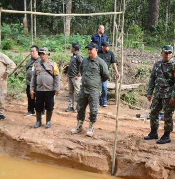 Sekda Ketapang Tinjau Ruas Jalan Tumbang Titi- Tanjung Yang Alami Rusak Parah