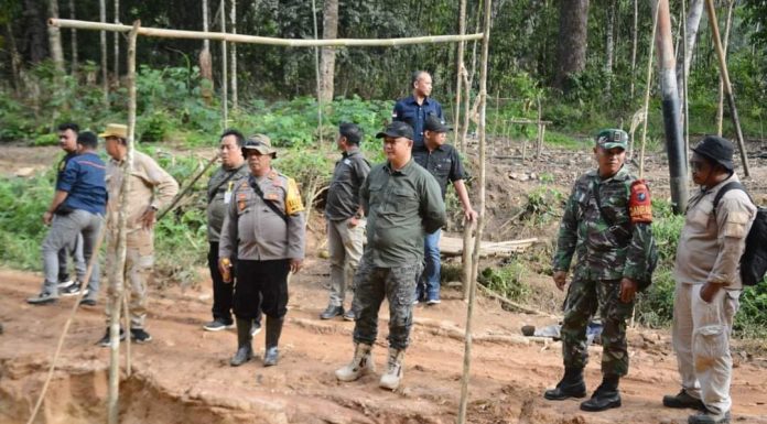 Sekda Ketapang Tinjau Ruas Jalan Tumbang Titi- Tanjung Yang Alami Rusak Parah