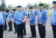 Pemkab Ketapang Serahkan Penghargaan Kepada Perangkat Daerah Yang Sudah Lakukan Pembenahan
