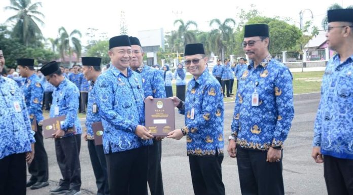 Pemkab Ketapang Serahkan Penghargaan Kepada Perangkat Daerah Yang Sudah Lakukan Pembenahan