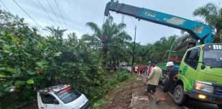 Alami Slip Ban Mobil Pick Up Masuk ke Bahu Jalan, Pengemudi dan Penumpang Selamat