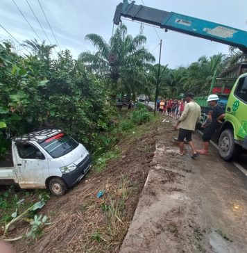 Alami Slip Ban Mobil Pick Up Masuk ke Bahu Jalan, Pengemudi dan Penumpang Selamat
